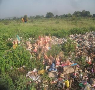Vishargit Ganesh idol Dumping Ground! | विसर्जीत गणेश मूर्ती डम्पींग ग्राऊंडवर!
