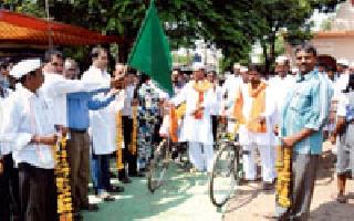 Unique riding ride to Vitthal | विठ्ठलाच्या भेटीला निघाली अनोखी सायकलवारी