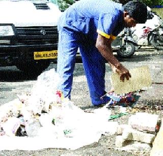 Officers and officials cleared cleanliness | आयुक्तांसह अधिकाऱ्यांनी केली साफसफाई