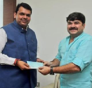 Prashant Damle's lacs support for drought | दुष्काळग्रस्तांसाठी अभिनेते प्रशांत दामलेंची लाखमोलाची मदत Prashant Damle's lacs support for drought | दुष्काळग्रस्तांसाठी अभिनेते प्रशांत दामलेंची लाखमोलाची मदत