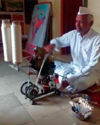 Today, it is used as khadi only | चरख्यावर सूत कातून आजही ते वापरतात खादीचेच वस्त्र