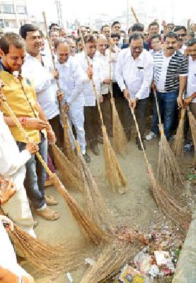 Exemption from indebtedness is the only real service | अस्वच्छतेतून मुक्ती हीच खरी देशसेवा