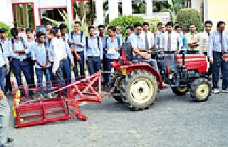 Student created 'Tractor Operated Stone Collector' | विद्यार्थ्यांनी बनविले ‘ट्रॅक्टर आॅपरेटेड स्टोन कलेक्टर’