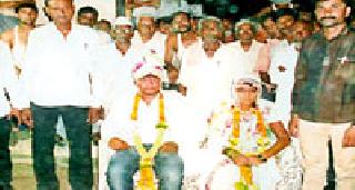 Affectionate wedded to tragedy | तंटामुक्तीच्या पुढाकाराने प्रेमीयुगूल विवाहबद्ध