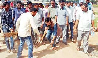 In the hands of Guardian Minister to clean up Rajanagari | राजनगरीच्या स्वच्छतेसाठी पालकमंत्र्यांच्या हाती झाडू In the hands of Guardian Minister to clean up Rajanagari | राजनगरीच्या स्वच्छतेसाठी पालकमंत्र्यांच्या हाती झाडू