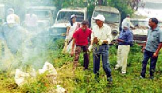 Bury the office of the Ministers in the Ministry of Minority Affairs | मिनी मंत्रालयात पदाधिकाऱ्यांच्या हातात झाडू Bury the office of the Ministers in the Ministry of Minority Affairs | मिनी मंत्रालयात पदाधिकाऱ्यांच्या हातात झाडू