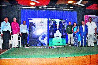 The authors should see the world beyond the walls | लेखकांनी भिंतीपलीकडचे जग पाहावे The authors should see the world beyond the walls | लेखकांनी भिंतीपलीकडचे जग पाहावे