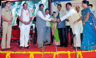 The responsibility of building an ideal generation is to teachers | आदर्श पिढी घडविण्याची जबाबदारी शिक्षकांवर