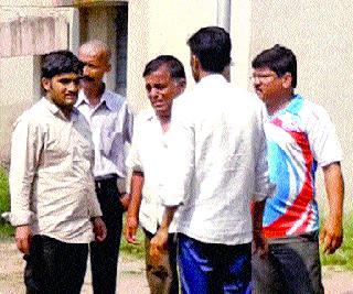 Two people were killed in a train accident | रेल्वेतून पडल्याने दोघे ठार