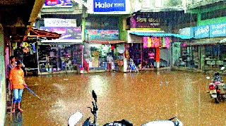 Grape cultivators threaten to return to the rain fall | परतीच्या पावसाने द्राक्ष बागायतदार धास्तावले