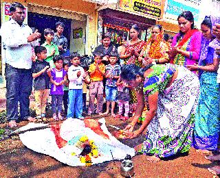 The death of the monkey; Heavy humanity ... | मृत्यू वानराचा; गहिवर माणुसकीचा...