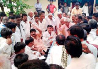 Executive Engineer of the Executive Engineer Dhare Dharevar | कार्यकारी अभियंत्यास शेतकऱ्यांनी धरले धारेवर