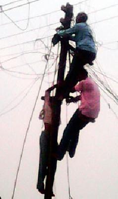 Electric shock death | वीज धक्क्याने कामगाराचा मृत्यू Electric shock death | वीज धक्क्याने कामगाराचा मृत्यू