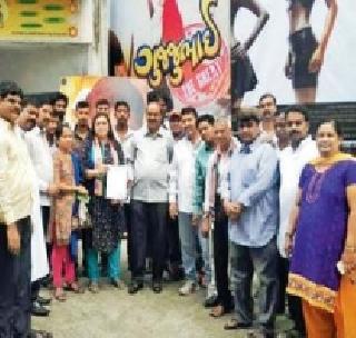 MNS opposed to show Gujarati film in prime time | प्राइम टाईममध्ये गुजराती चित्रपट दाखवण्यास 'मनसे'चा विरोध MNS opposed to show Gujarati film in prime time | प्राइम टाईममध्ये गुजराती चित्रपट दाखवण्यास 'मनसे'चा विरोध