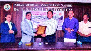 Felicitated IMA doctors serving in the past | पर्वकाळात रुग्णसेवा देणाऱ्या आयएमए डॉक्टरांचा सत्कार