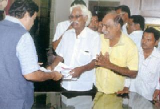 Relinquishing Service Committee's request to Gadkari | गडकरी यांना रेलयात्री सेवा समितीचे निवेदन