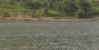 Nude teenager on the Kondeshwar lake | कोंडेश्वर तलावावर निर्वस्त्र तरूणांचा धुडगूस