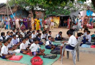 School under the tree filled with students | विद्यार्थ्यांनी भरवली झाडाखाली शाळा