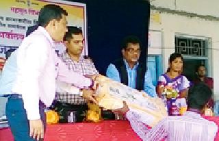 Extend the positive aspects of administration to the masses | प्रशासनातील सकारात्मक बाबी जनतेपर्यंत पोहोचवा Extend the positive aspects of administration to the masses | प्रशासनातील सकारात्मक बाबी जनतेपर्यंत पोहोचवा