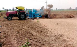 The water of the beggar's eyes by the soya bean | सोयाबीनच्या अत्यल्प उताऱ्याने बळीराजाच्या डोळ्यांत पाणी