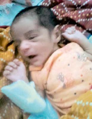 Newborn infant found near toilets at railway station | रेल्वे स्थानकावरील शौचालयाजवळ आढळले नवजात अर्भक