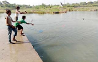The shape of the magnet for collecting money in the river bank | नदीपात्रातील पैसे गोळा करण्याकरिता चुंबकाची शक्कल