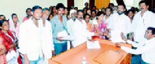 The farmer, the farmer hit the tehsil | शेतकरी, शेतमजूर तहसीलवर धडकले