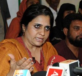 The High Court rejected the application of the Teesta Setalvad to allow frozen bank accounts to be used | गोठवलेली बँक खाती वापरू देण्याचा तिस्ता सेटलवाडांचा अर्ज हायकोर्टाने फेटाळला The High Court rejected the application of the Teesta Setalvad to allow frozen bank accounts to be used | गोठवलेली बँक खाती वापरू देण्याचा तिस्ता सेटलवाडांचा अर्ज हायकोर्टाने फेटाळला