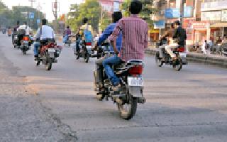 Standing at 23 places on the Valgaon highway | वलगाव महामार्गावर २३ ठिकाणी गतिरोधके