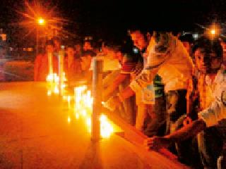 Kandal March removed students for Swati | स्वातीसाठी विद्यार्थ्यांनी काढला कँडल मार्च Kandal March removed students for Swati | स्वातीसाठी विद्यार्थ्यांनी काढला कँडल मार्च