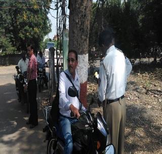 Action on helpless vehicleholders | हेल्मेटविना वाहनधारकांवर कारवाई Action on helpless vehicleholders | हेल्मेटविना वाहनधारकांवर कारवाई