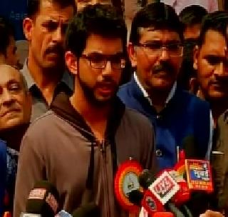 You can not enjoy the ghazal while the jawan is martyred on the border - Aditya Thackeray | सीमेवर जवान शहीद होत असताना आपण गझलेचा आनंद घेऊ शकत नाही - आदित्य ठाकरे