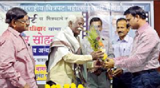 Worker turns actor | कार्यकर्ता अभिनेता घडवितो Worker turns actor | कार्यकर्ता अभिनेता घडवितो