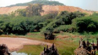 The soil slaughtered by the weaver | मातीच्या ढिगाऱ्याने केला शेतकऱ्यांचा घात