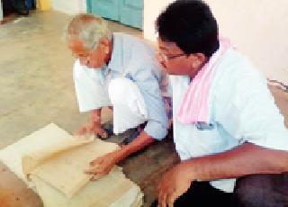 Older stairs to prove the child's affair | मुलाची जात सिद्ध करण्यासाठी वृद्धाची पायपीट Older stairs to prove the child's affair | मुलाची जात सिद्ध करण्यासाठी वृद्धाची पायपीट