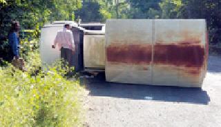 Accident of the University vehicle | विद्यापीठाच्या वाहनाला अपघात