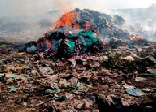 8 lakhs of fragrant tobacco burns | आठ लाख रुपयांचा सुगंधीत तंबाखू जाळला