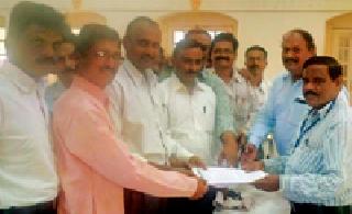 Workload and wages bob | कामाचा बोझा अन् वेतनाची बोंब Workload and wages bob | कामाचा बोझा अन् वेतनाची बोंब