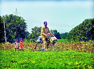 The postman brought the mail ...: | डाकिया डाक लाया... :