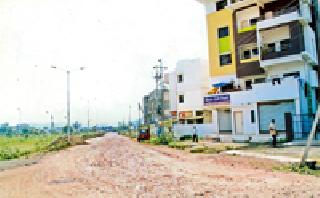 Road depression due to lack of tarpaulin | डांबरीकरणाअभावी रस्त्यांची दुर्दशा