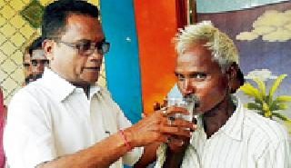 Behind the written assurance | लेखी आश्वासनानंतर उपोषण मागे Behind the written assurance | लेखी आश्वासनानंतर उपोषण मागे