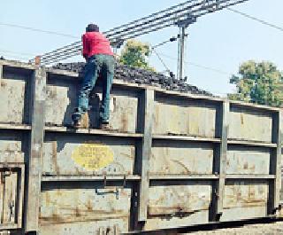 There was a vertical freight train from the coal | उभ्या मालगाडीतून होते कोळशाची सर्रास चोरी There was a vertical freight train from the coal | उभ्या मालगाडीतून होते कोळशाची सर्रास चोरी