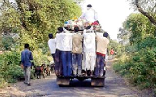 Livestock Transport: | जिवघेणी वाहतूक :