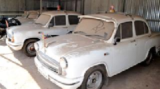 Six scrap vehicles in the collectorate staged auction | कलेक्ट्रेटमधील सहा भंगार वाहनांचा लिलाव रखडला