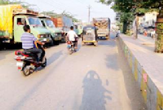 Road vehicles are full: | रस्ता वाहनांनी व्यापला :