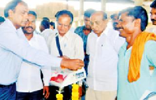 Continued buying soybean in Kalamb market committee | कळंब बाजार समितीत सोयाबीन खरेदी सुरू Continued buying soybean in Kalamb market committee | कळंब बाजार समितीत सोयाबीन खरेदी सुरू