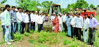 Launch of mud from Kakgadgee people community | काकडगावी लोकसहभागातून गाळ काढण्याचा शुभारंभ