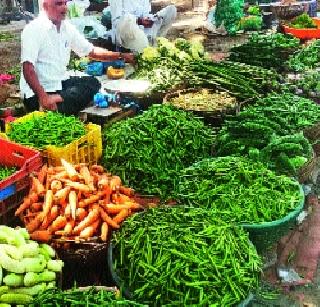 Vegetables are grown due to paternity | पितृपंधरवड्यामुळे भाज्या कडाडल्या