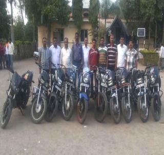 10 motorcycle seized | १0 मोटारसायकली जप्त