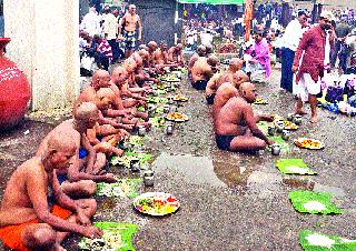 The shrine for rituals on Godaghat | गोदाघाटावर विधीसाठी झुंबड